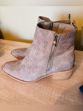 Oliccui snakeskin tan suede boots booties sz 7.5 ladies zip ankle taupe
